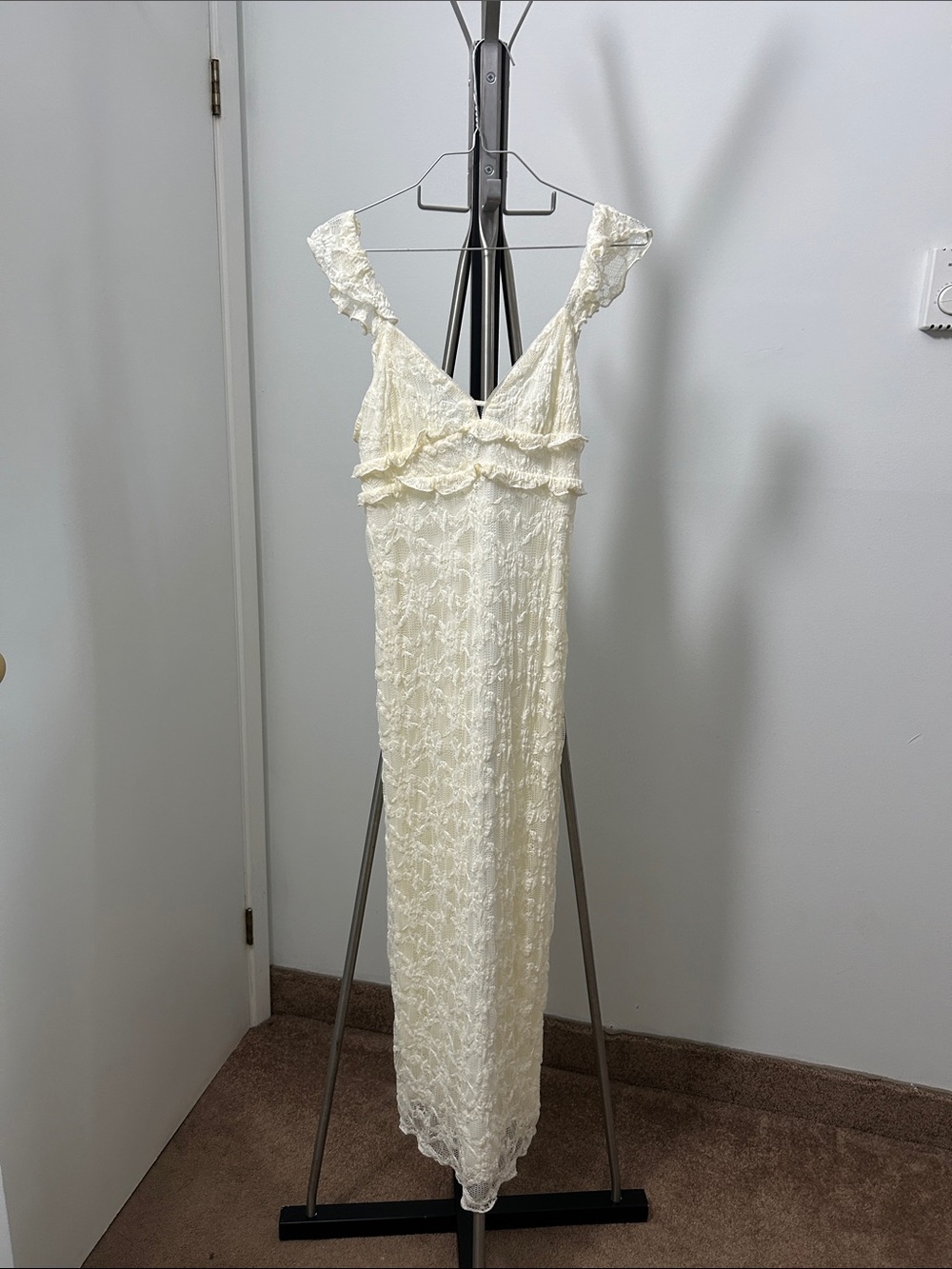 NWT Kirious Los Angeles Ivory Lace Maxi Dress with Ruffle Straps medium
